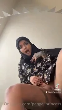 Arab girl accidentally showing naked pussy on TikTok